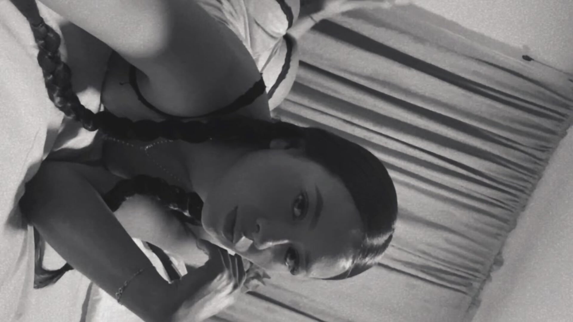 Kiss me - video oleh model kamera Queen_Antonella_Oficial