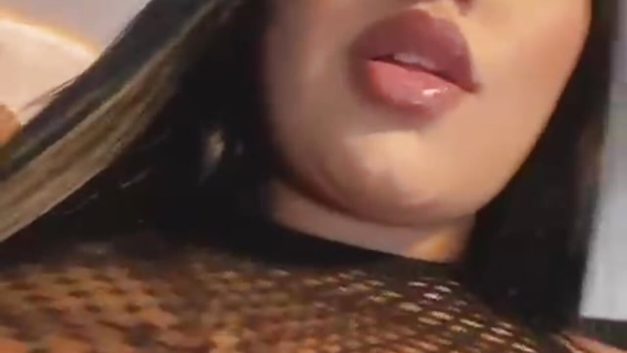 Do you wanna feel my huge boobs? - فيديو من ShanellBlack موديل الكام