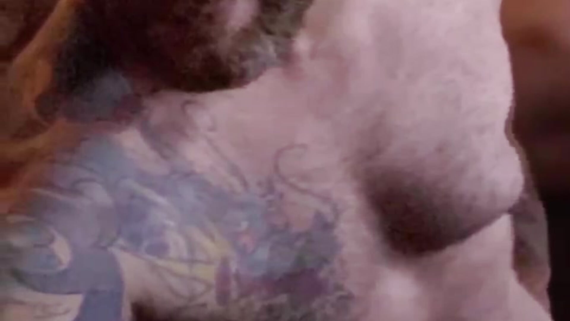 filtered-083B37DB-A687-4962-8E70-7015966FE10A – video od webkamerové modelky Tattooednakedguy