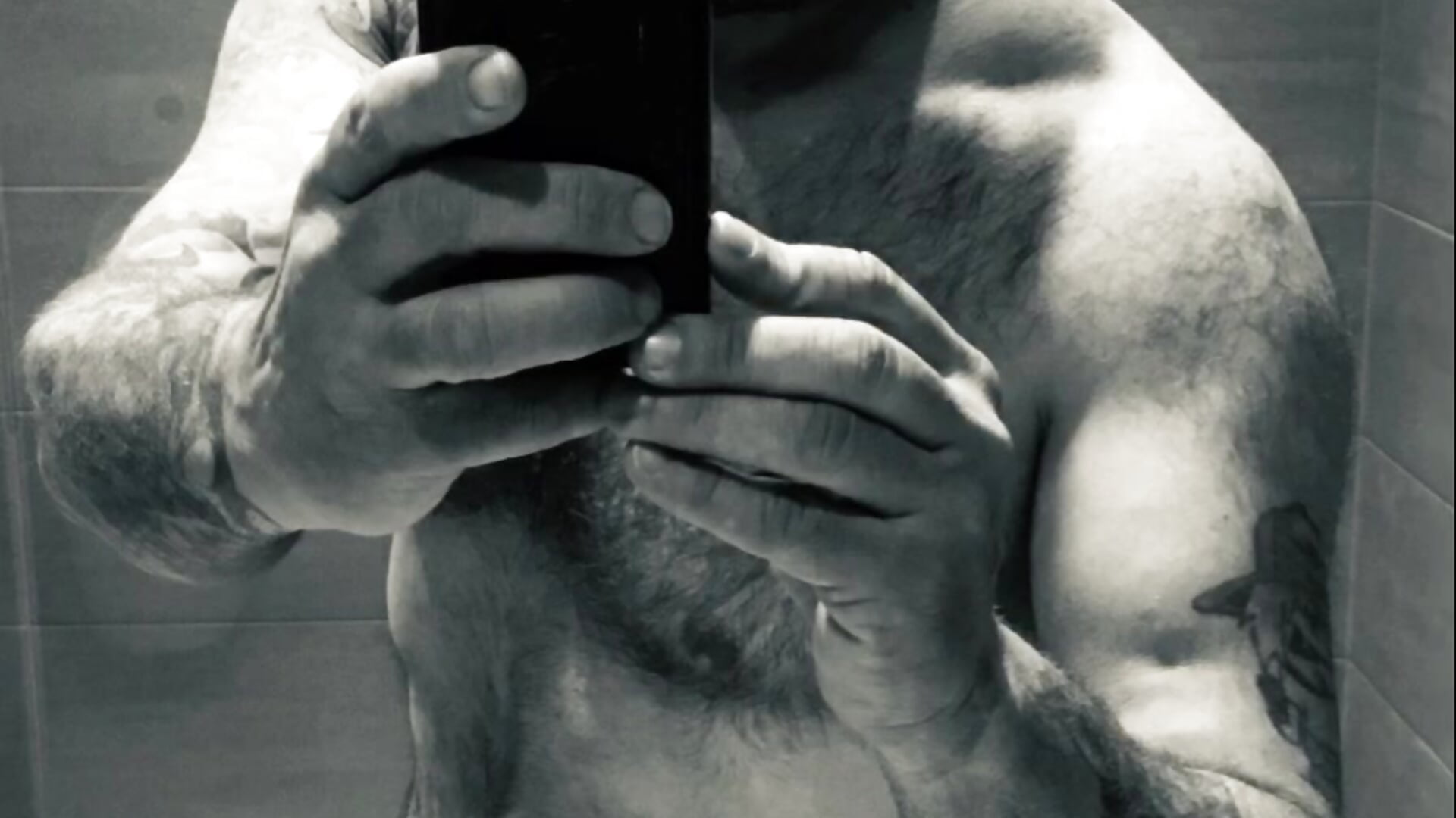 Vídeo  7563 de modelo de vídeos Tattooednakedguy – em alta