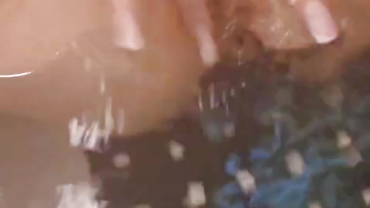 Beide Löcher beim Baden gefickt💦