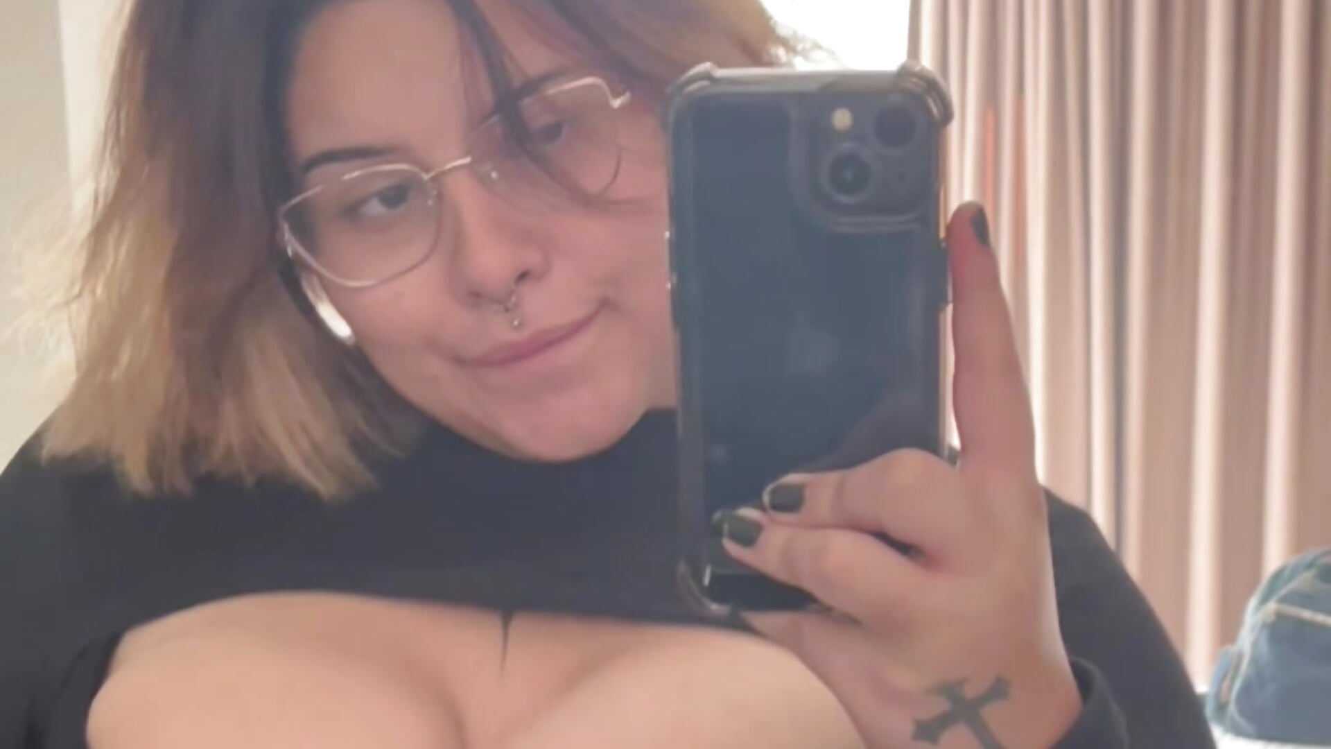 Adoro balançar meus seios - video by CrisyFerreira cam model