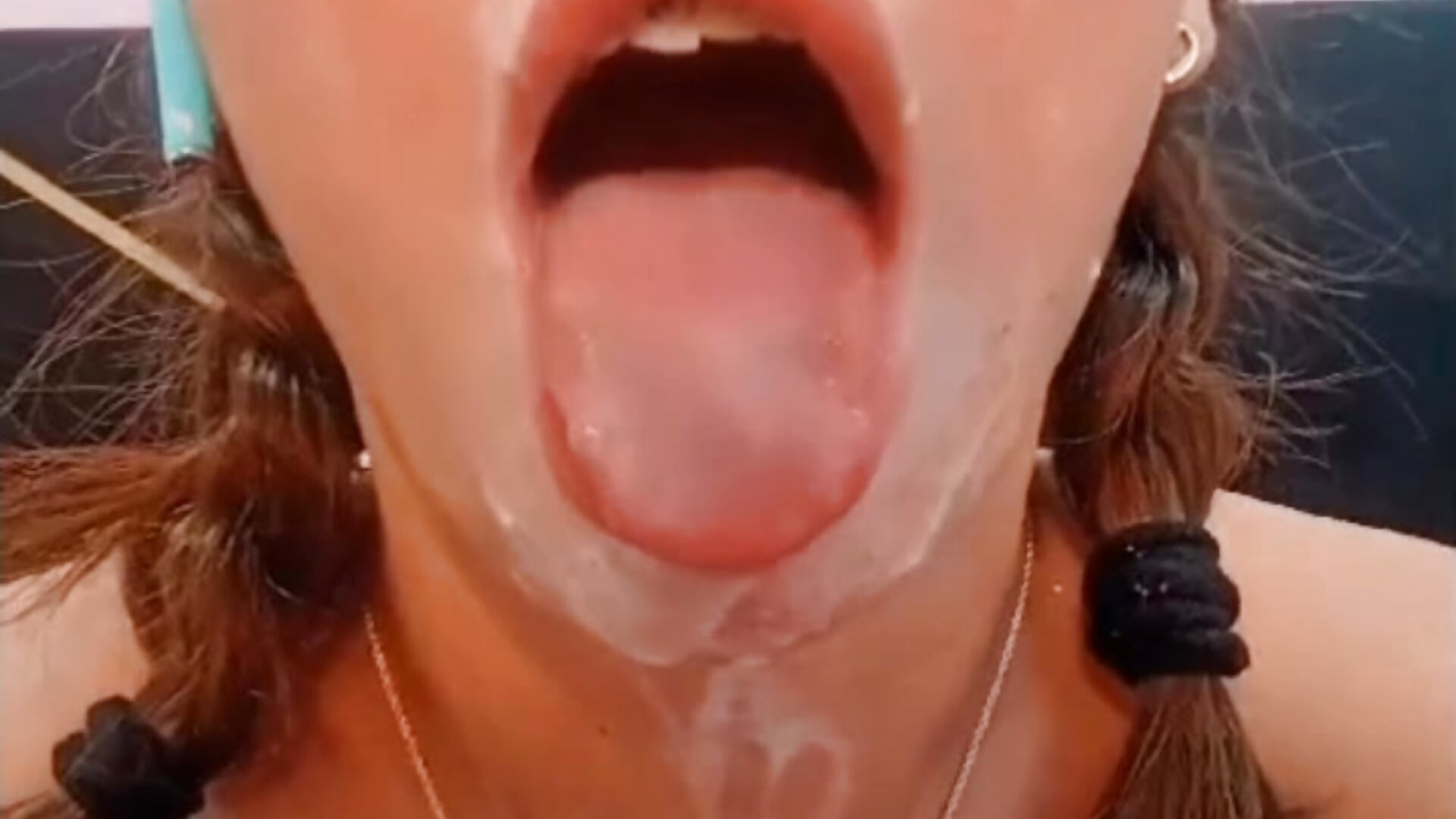 Me gusta empezar el día con mucha leche 😏 - video by DanniAbbey cam model
