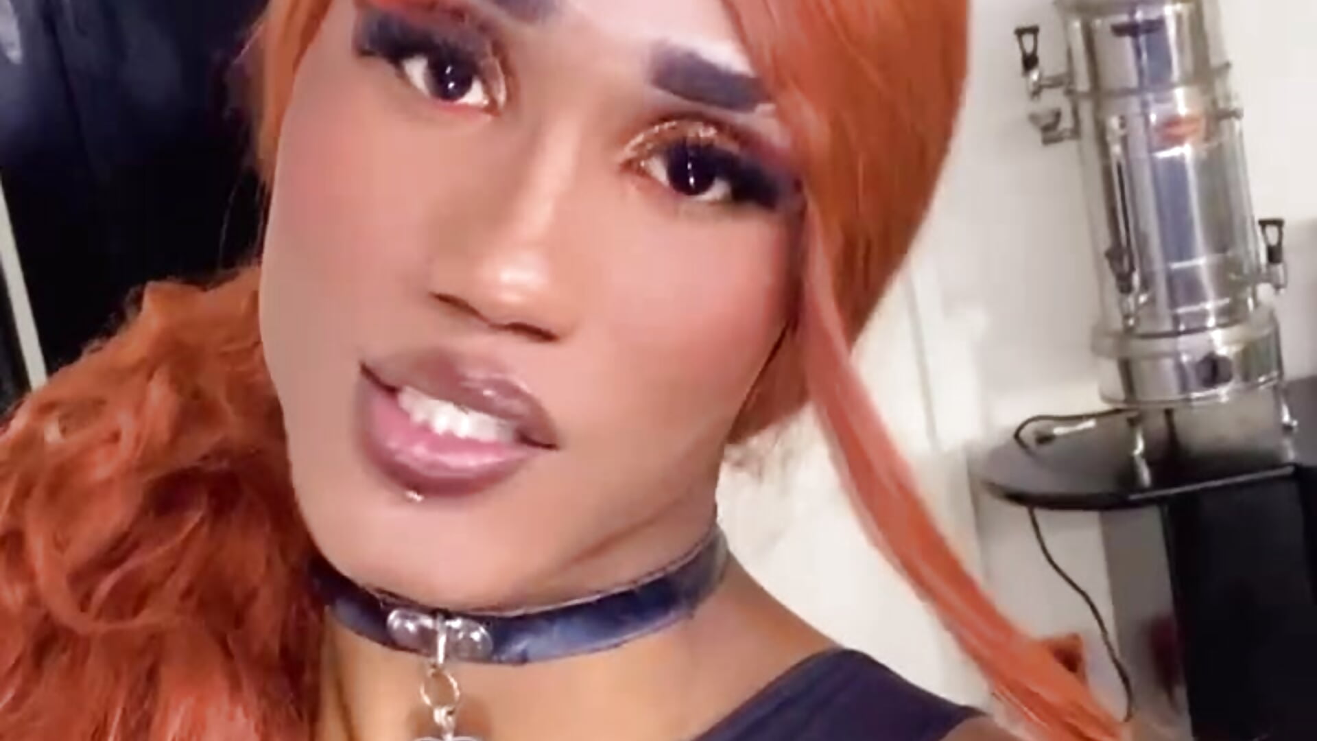 Naughty glow 😏 and sultry bare 🖤 - video di Kendall_hornyy modella di cam