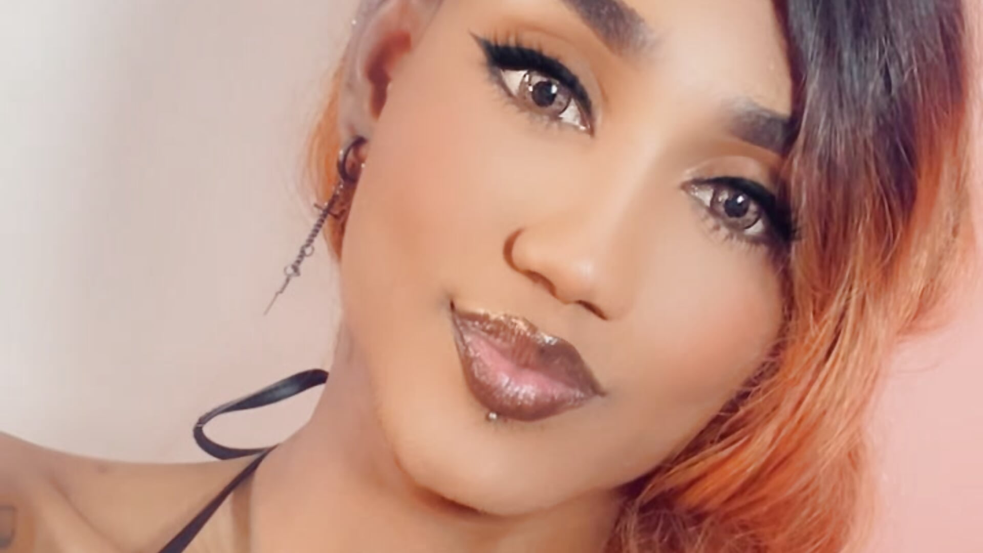 To smoke🚬 - video di Kendall_hornyy modella di cam