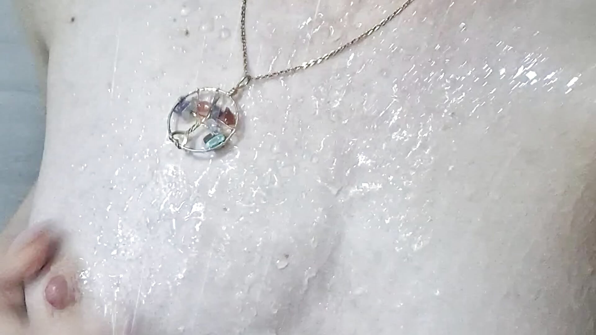 Chloe shows her tits while bathing - video oleh model kamera ChloeJohnsoon