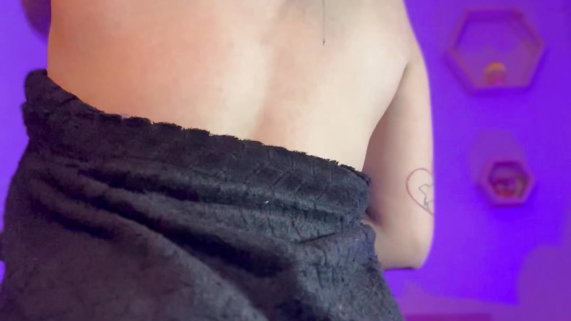 Take off me the towel 😈🥵 - video by JeyLee cam model