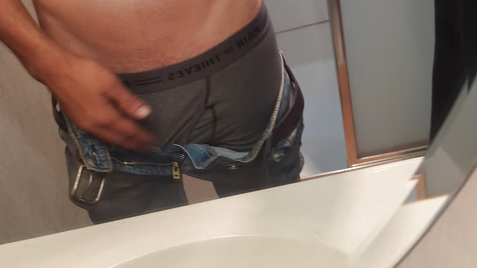 Whippin it out - video by Flokes cam model