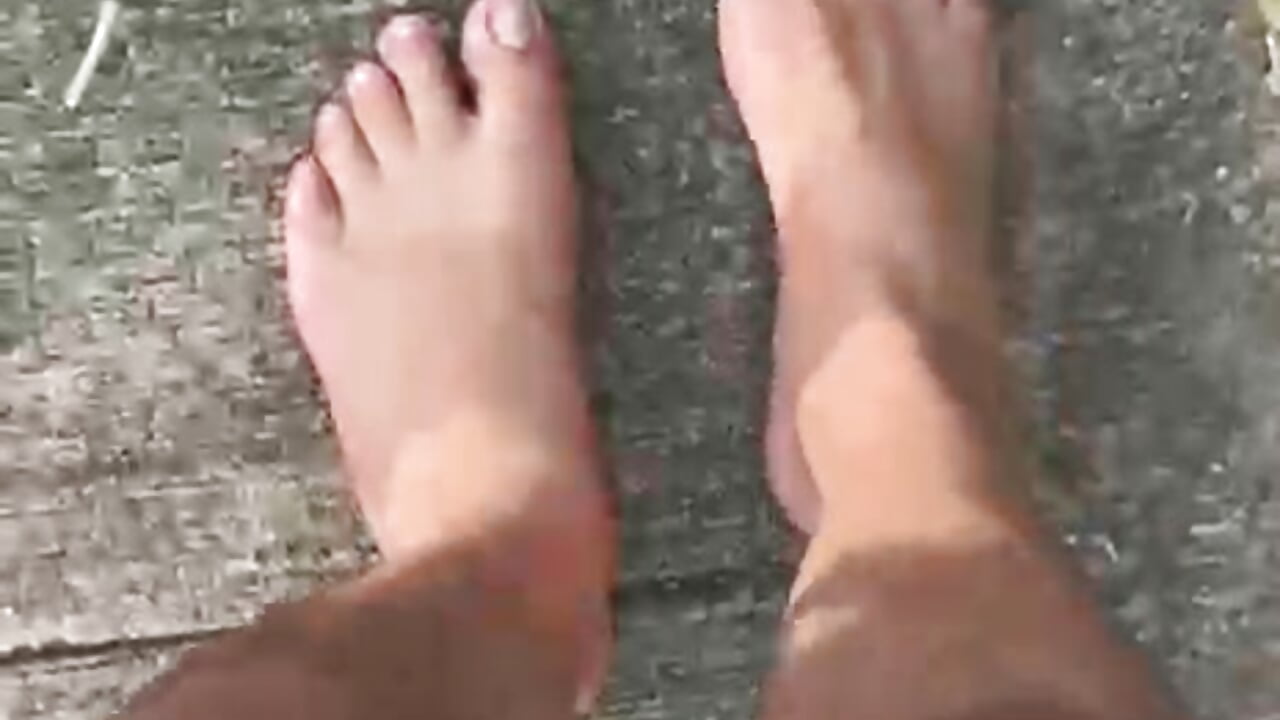 bare feet on the street – video od webkamerové modelky zaiin_diesel