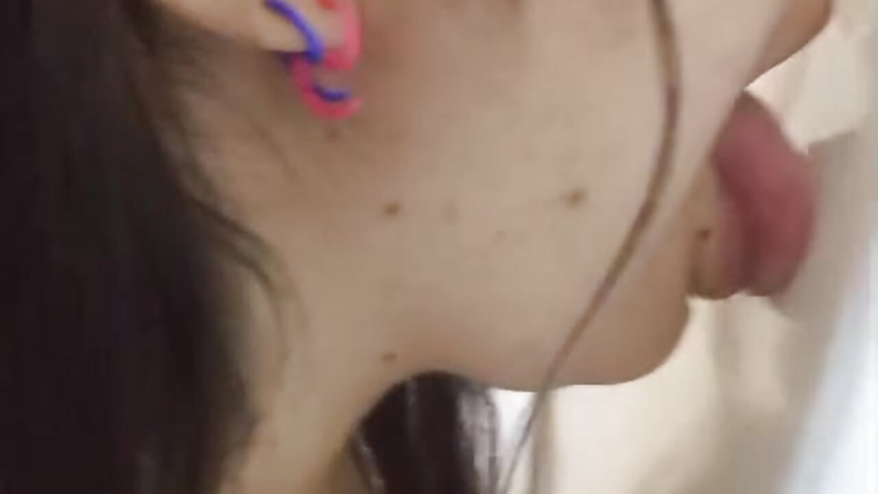 BARE BREASTS RUBING THEM ON THE DOOR SALIVA AND LICKING – video af lanaqueen699 cam-model