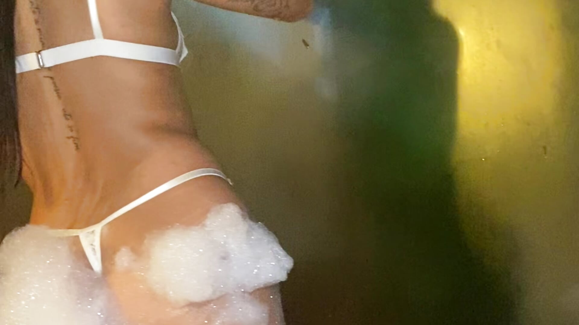 my body hot and wet! - video by Larabrooks cam model