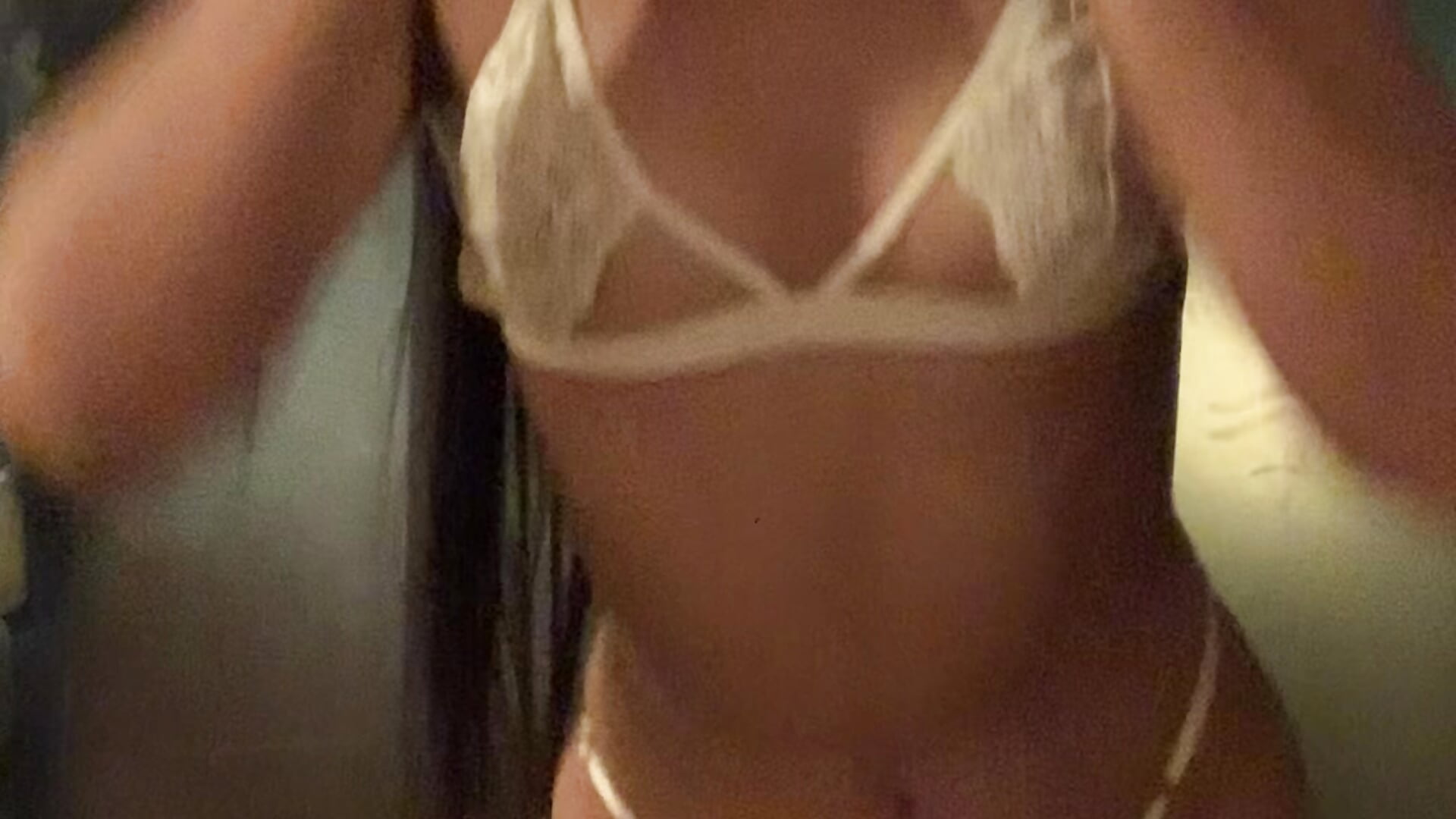 I invite you to get lost between the steam and my desire - video by Larabrooks cam model