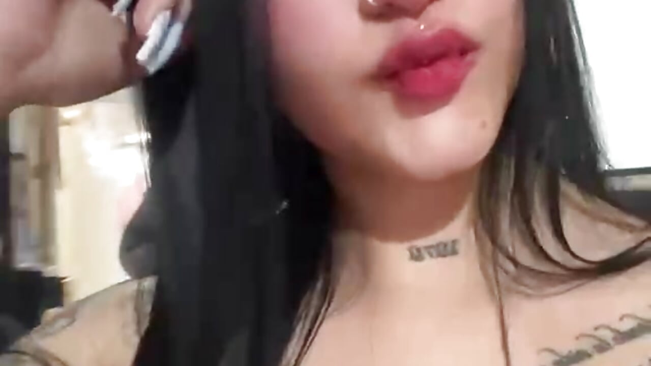 I send you a kiss 🔥 😈💋 - فيديو من Violettasquirt موديل الكام