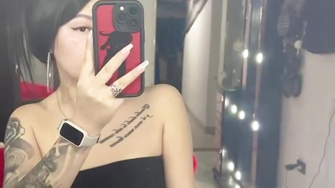 Oops… Too Hot 🔥🙈 — filmik Violettasquirt, modela(-lki) na kamerkach