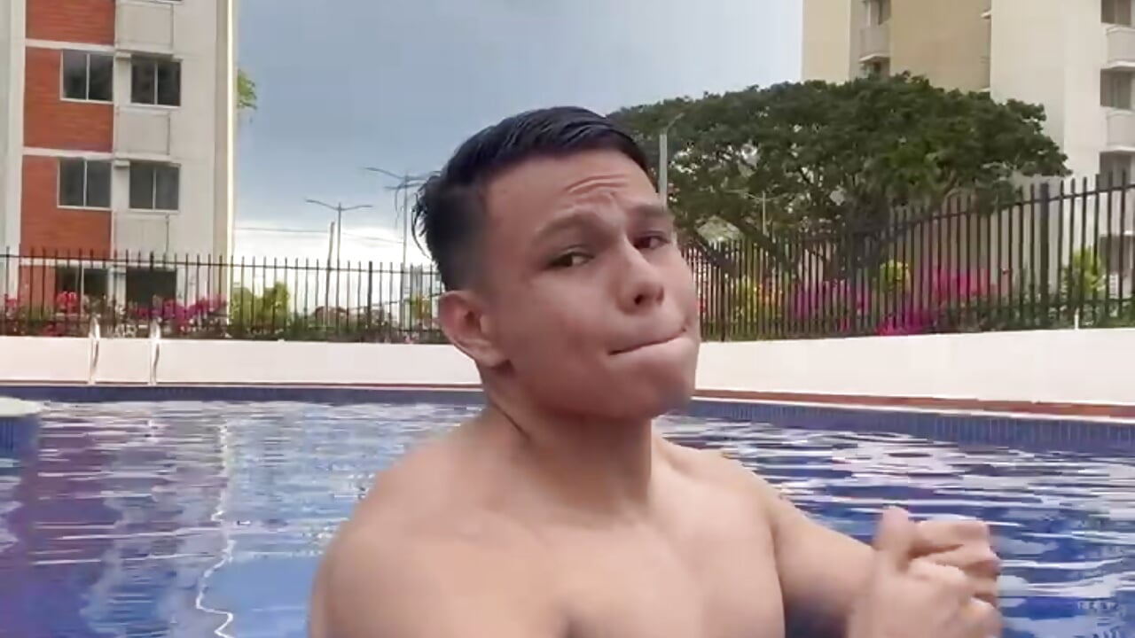 Pool with Roy 💦 - RoyConstance adlı kamera modelinin videosu