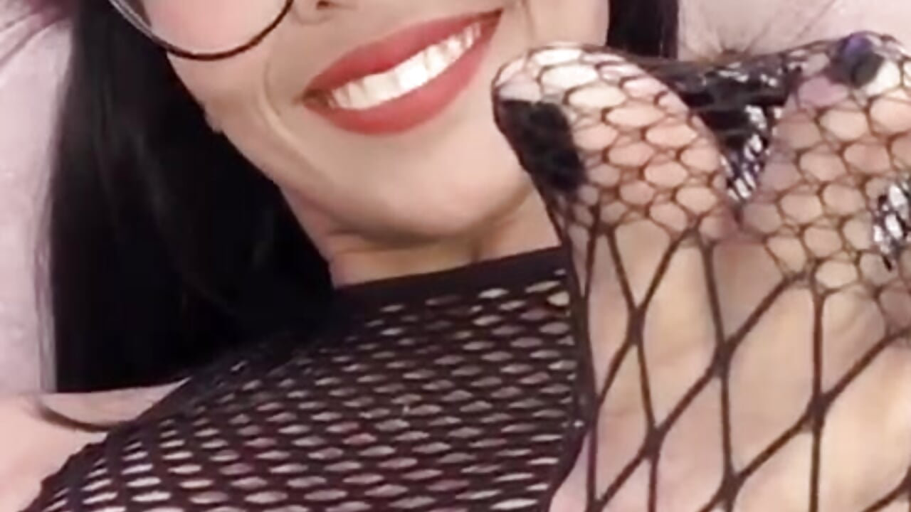 You like how I suck my feets? - video av JessyRoulyy cam model