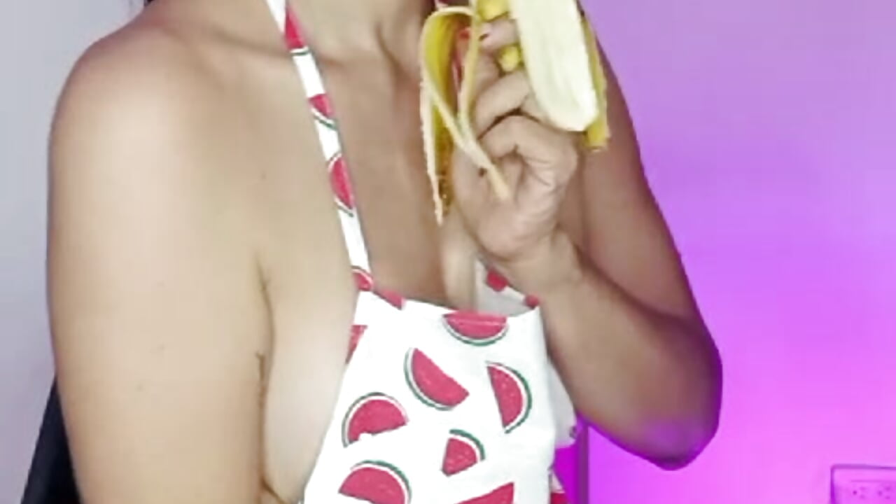 Suck banana