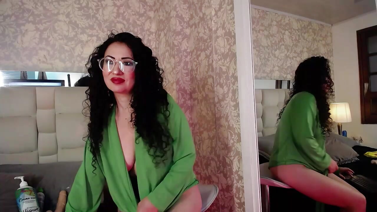 A topless bitch - video oleh model kamera SamanthaAntolin