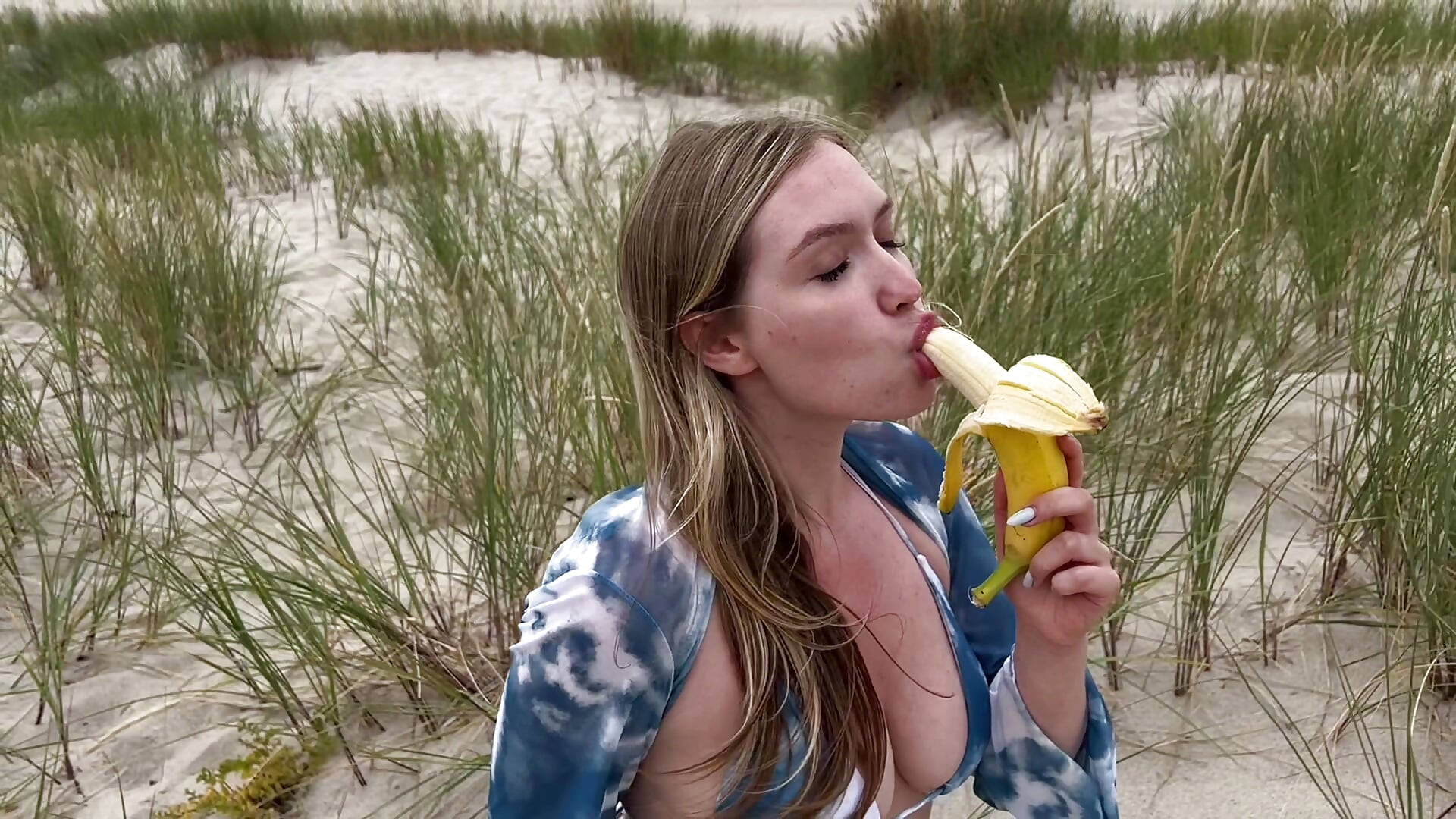 juicy blonde..tongue ..banana..beach🍌