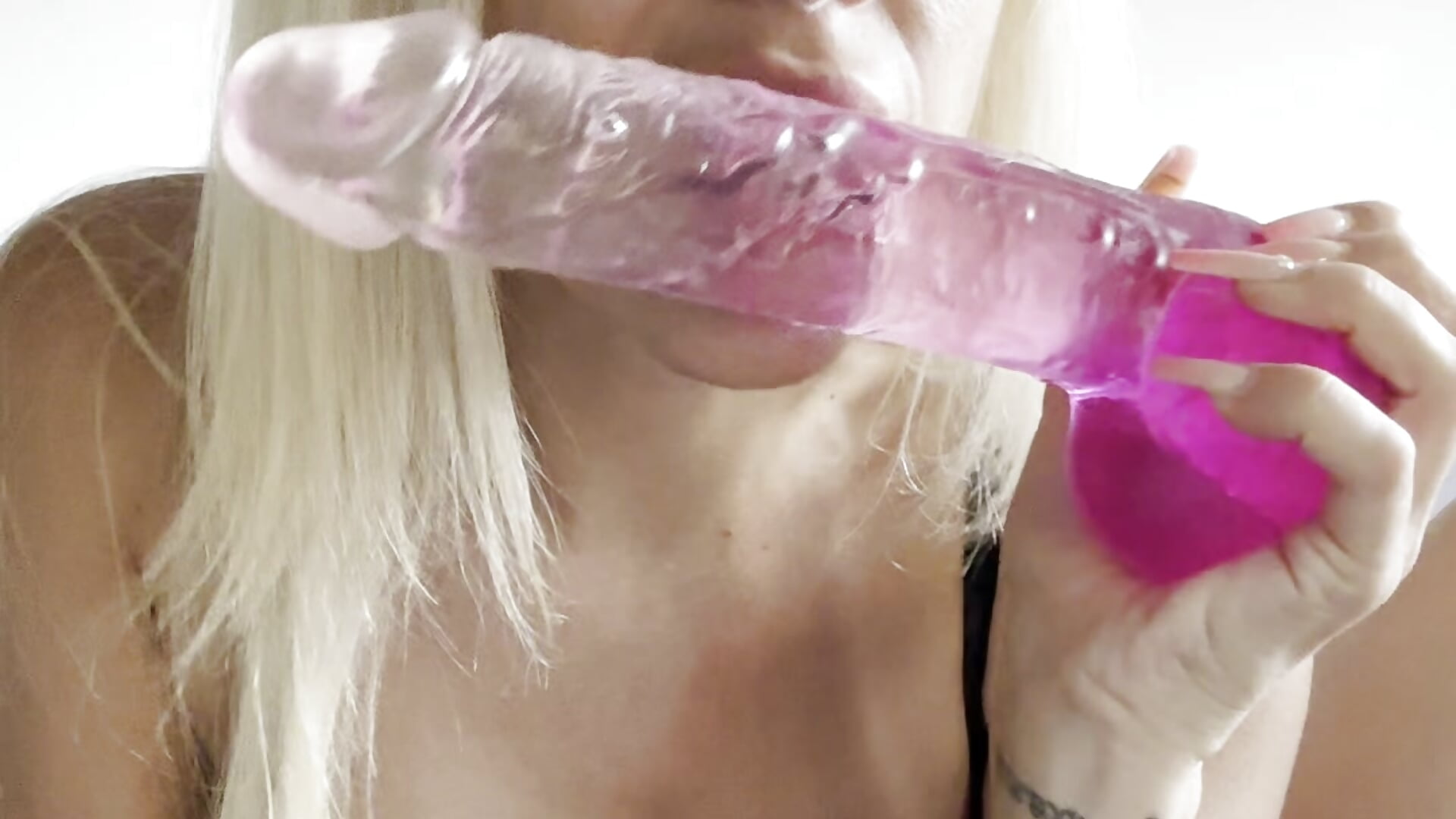 Beide Löcher mit Dildo bearbeitet 🥵 - video by LunaSky_Official cam model