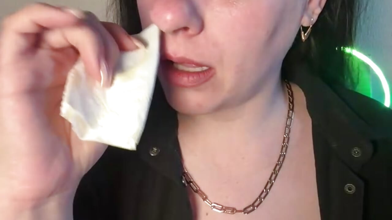 Playing with the nose. Picking and blowing nose - Evelinia主播的视频