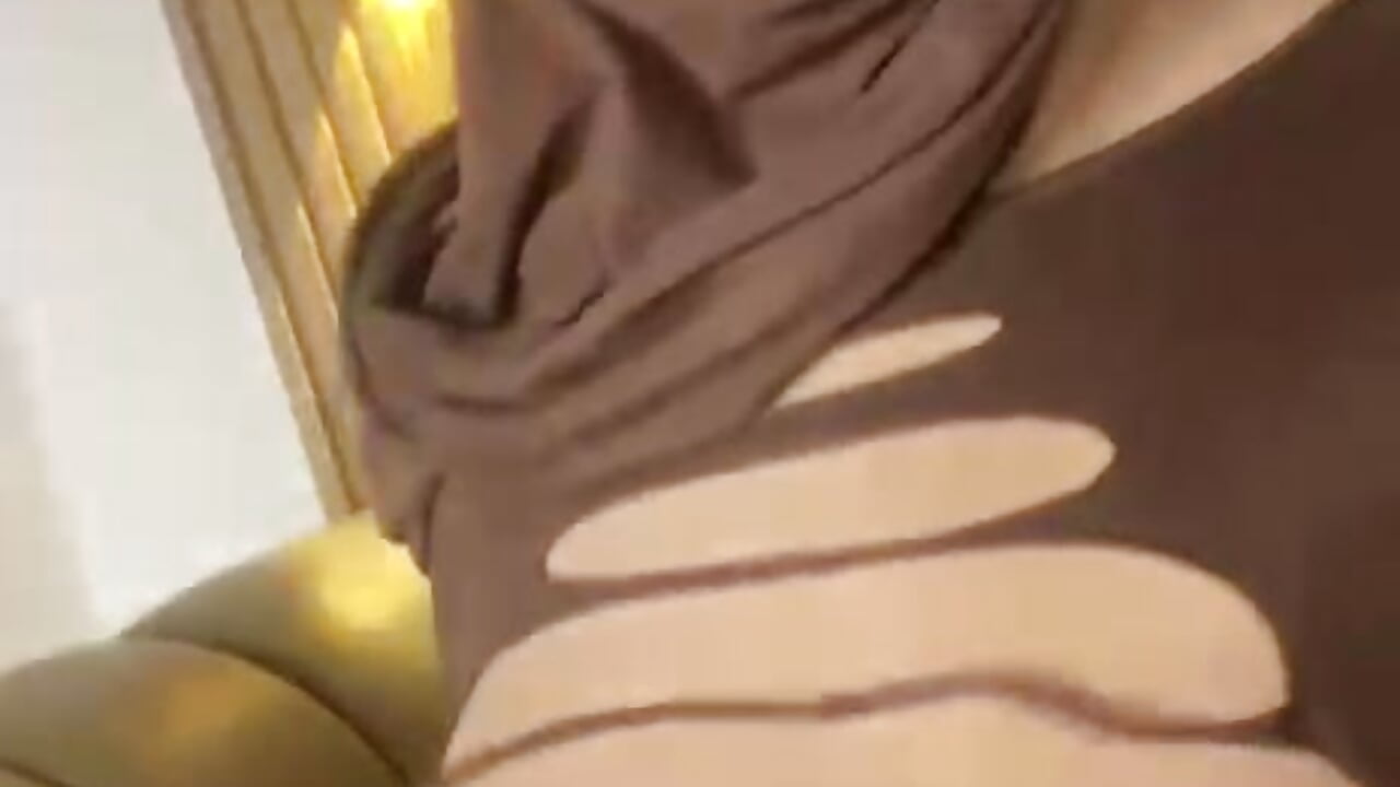 Will you stay with me for a while or will you just watch? 👀💋－カメラキャストのmalak_nanyyの動画