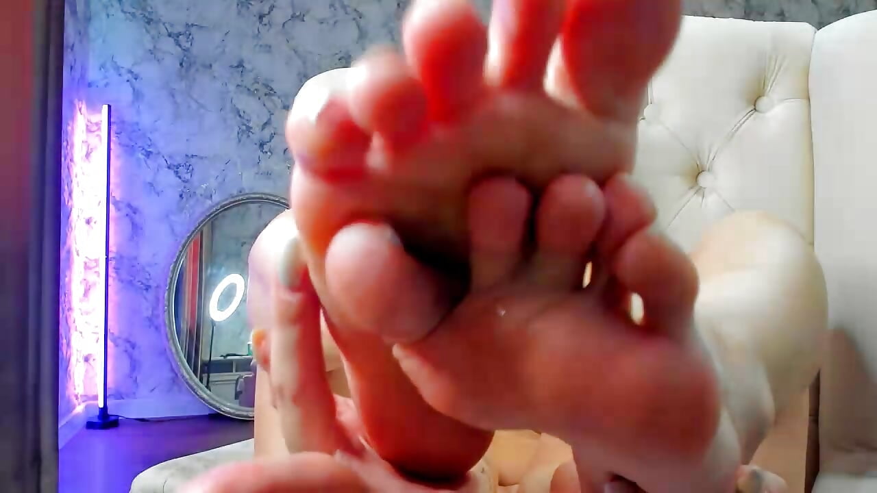 licks his feet. footjob – видео вебкам-модели foxy_blond