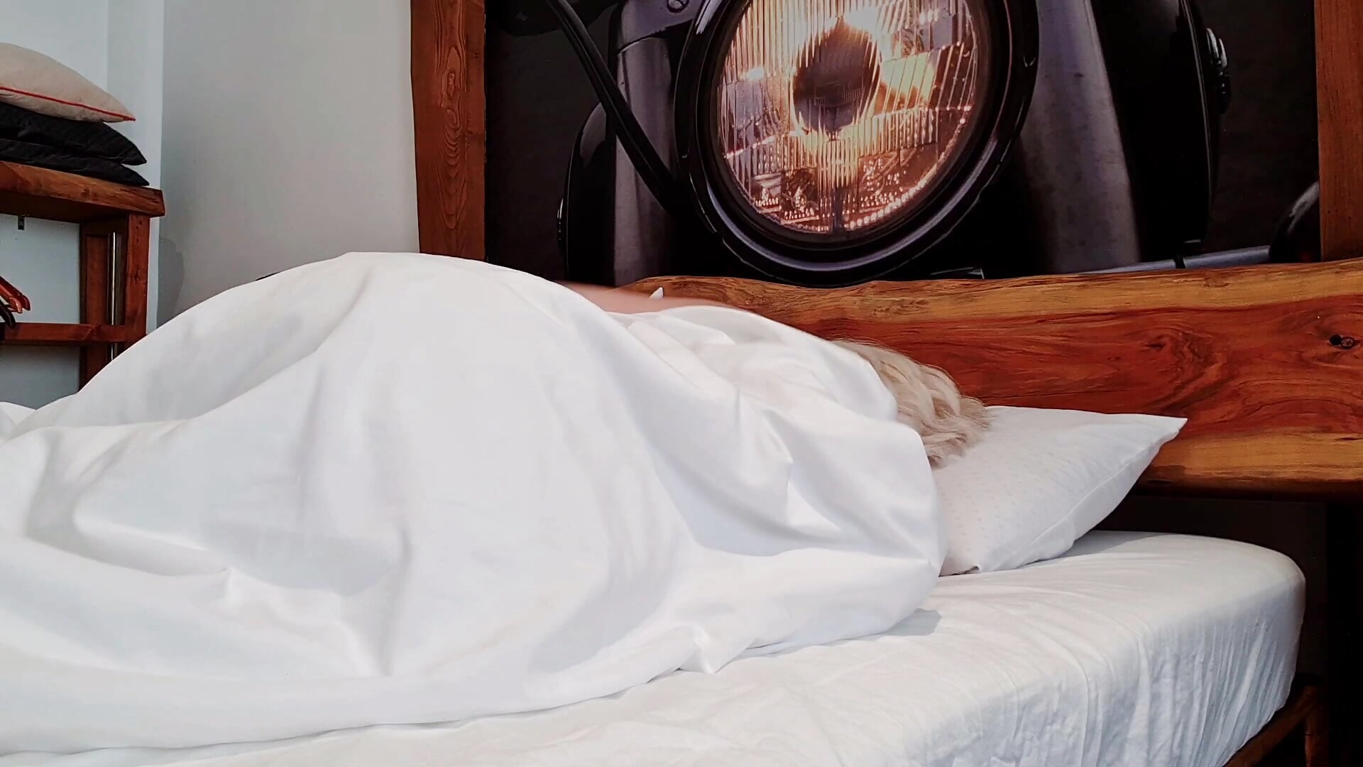 naked into bed sheets :p - Vídeo de Jenifer_S