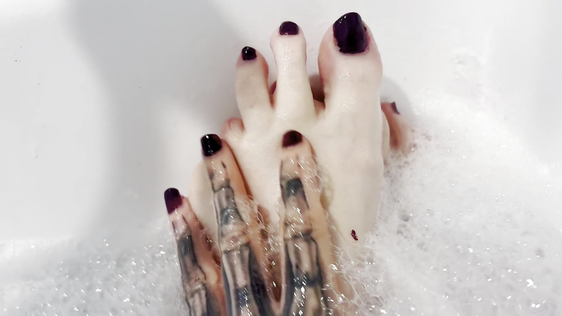 Nackte Füße in der Wanne 🛁