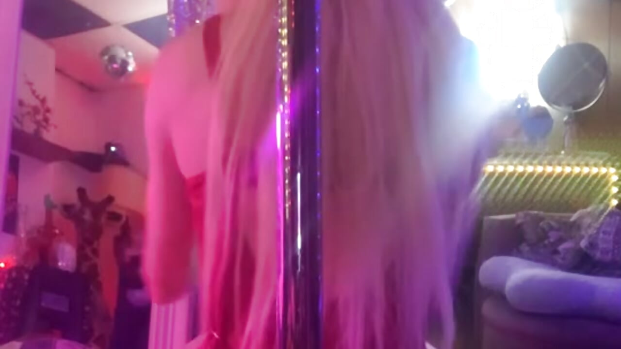 Slideee - video by halovalentine cam model