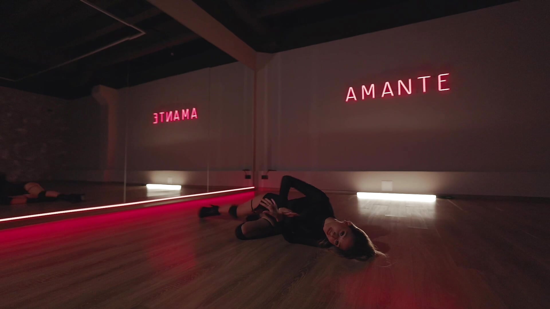 Hot dance! - video by SelenaRousey cam model