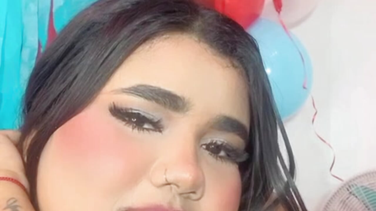 Beautiful little face - video by NaomiAsha cam model