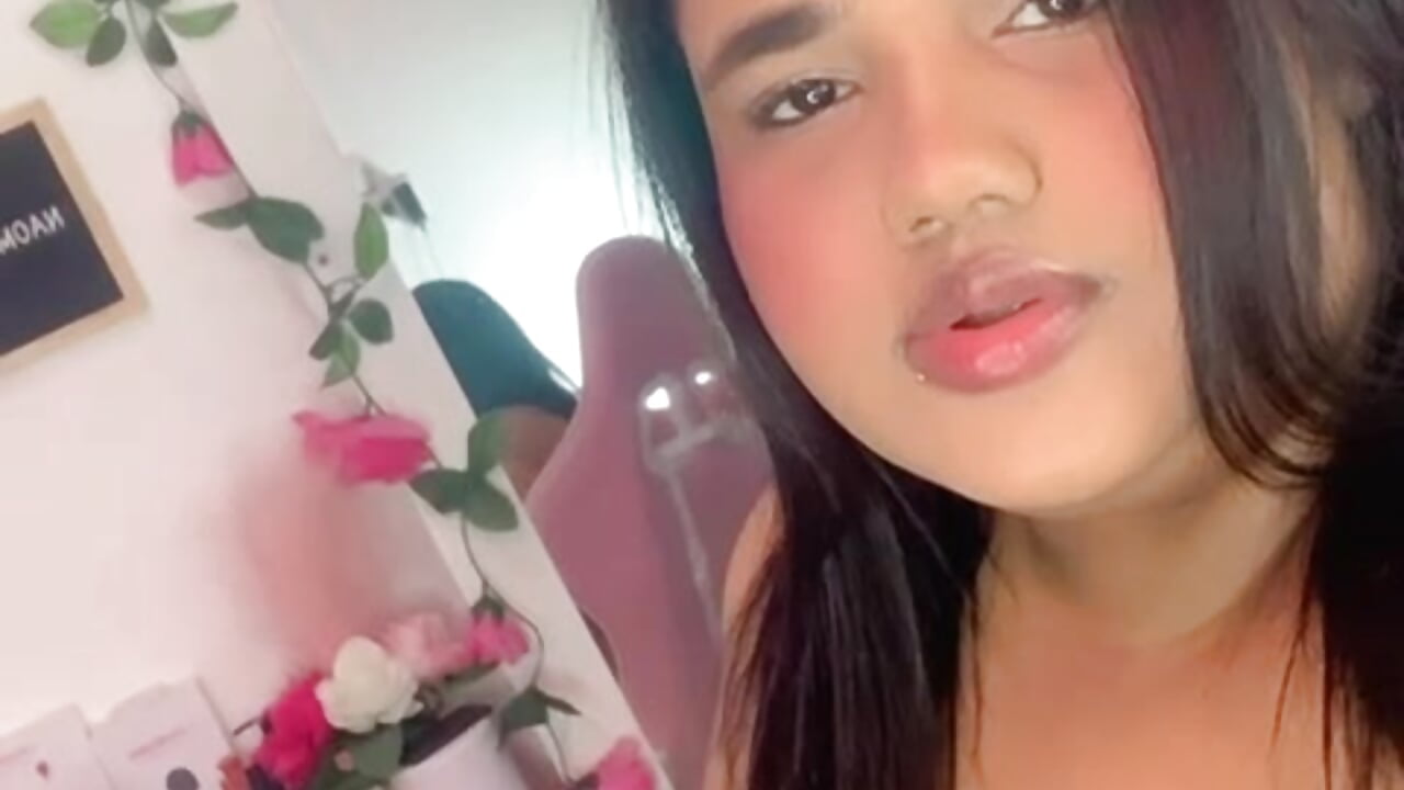 Beautiful and flirtatious - video by NaomiAsha cam model