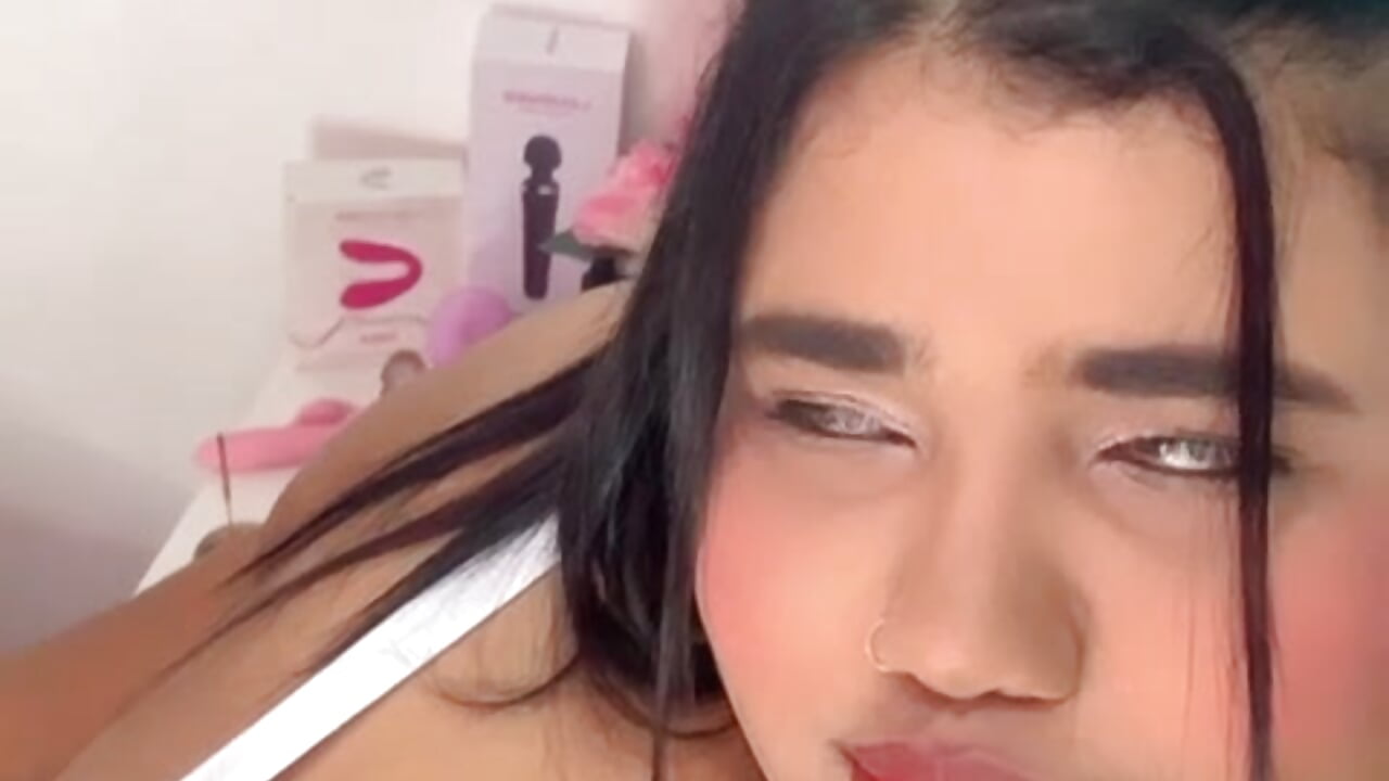 Nice face - video by NaomiAsha cam model