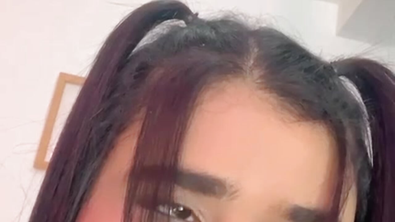 Kisses - video by NaomiAsha cam model