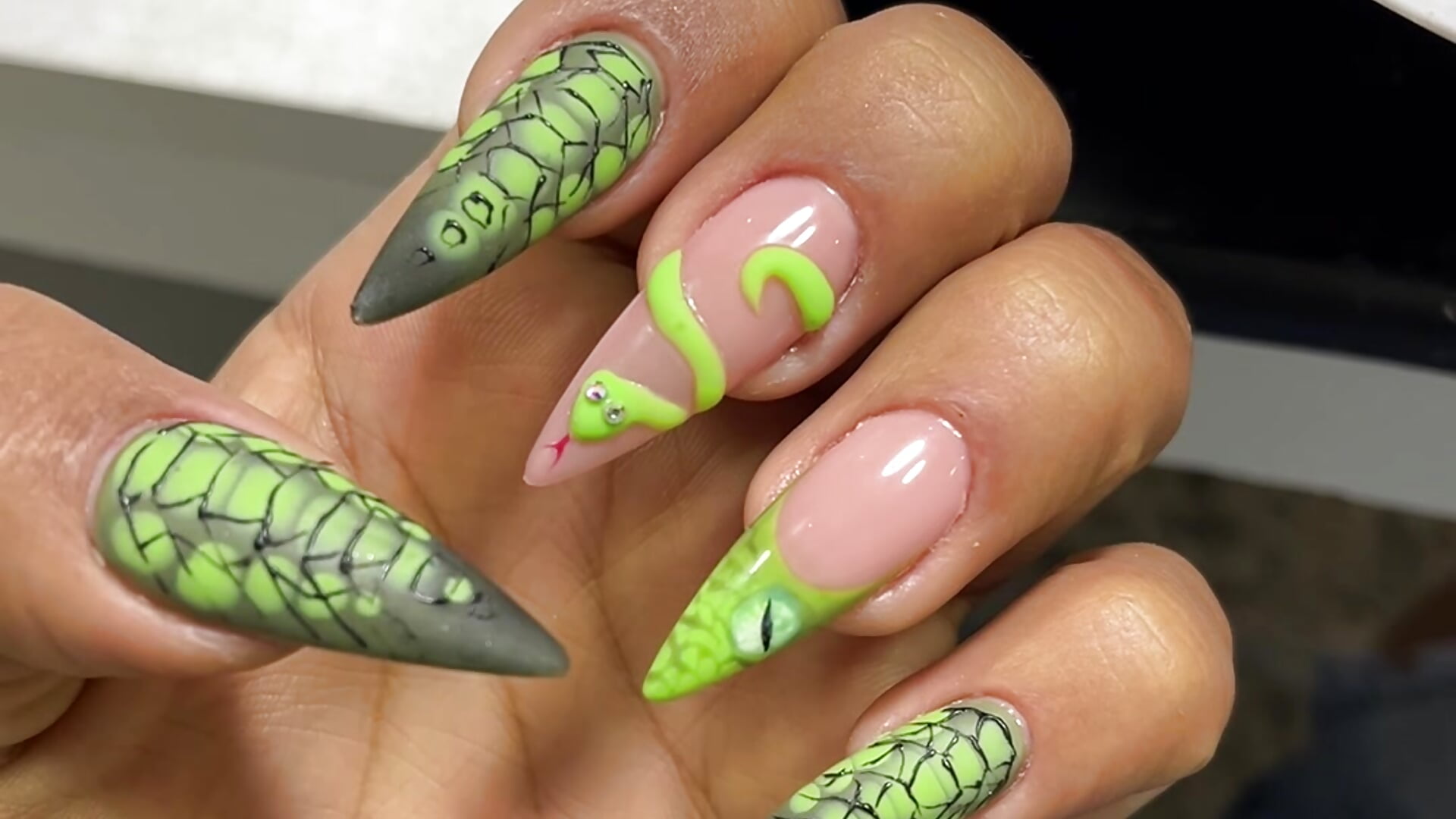 U like my Nails? - video by Sweet-bunny1 cam model