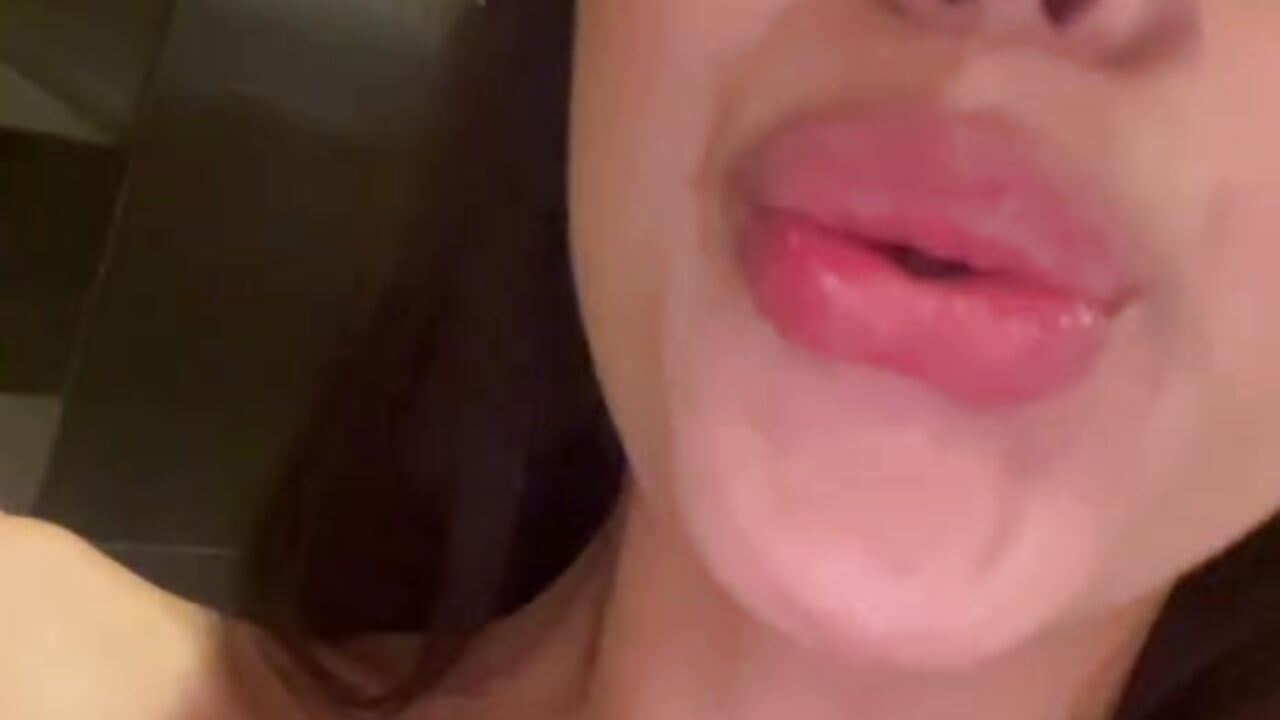Listen to how juicy my pussy is!🙊