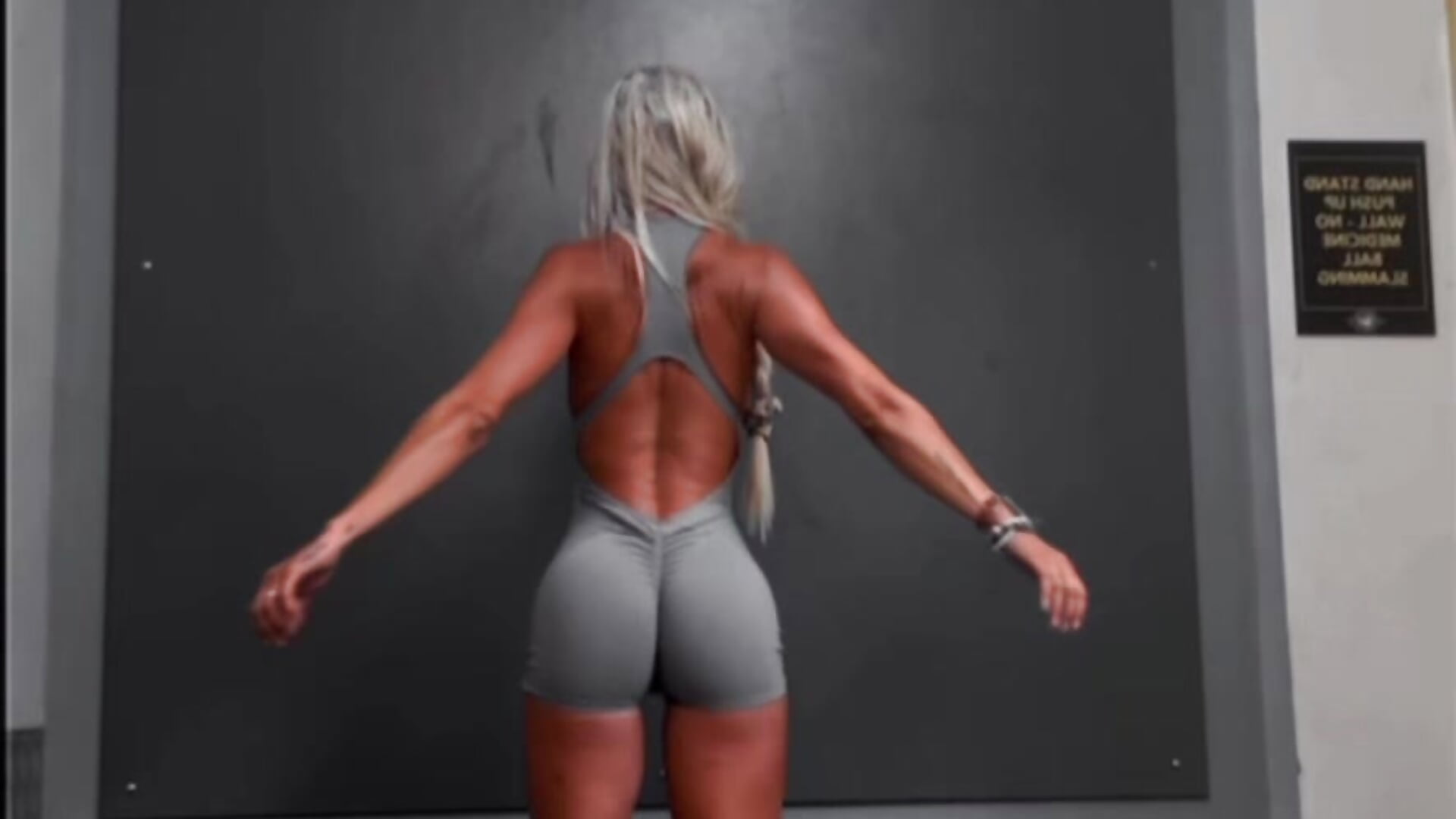 Stretching in the gym 🤭 - vídeo de la modelo de cam Elsa_24
