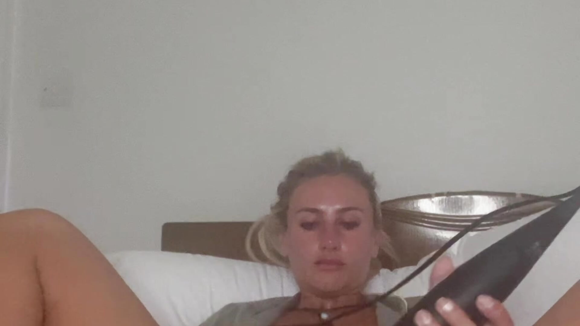 Using my big toy to make me wet - video av Elsa_24 cam-modell