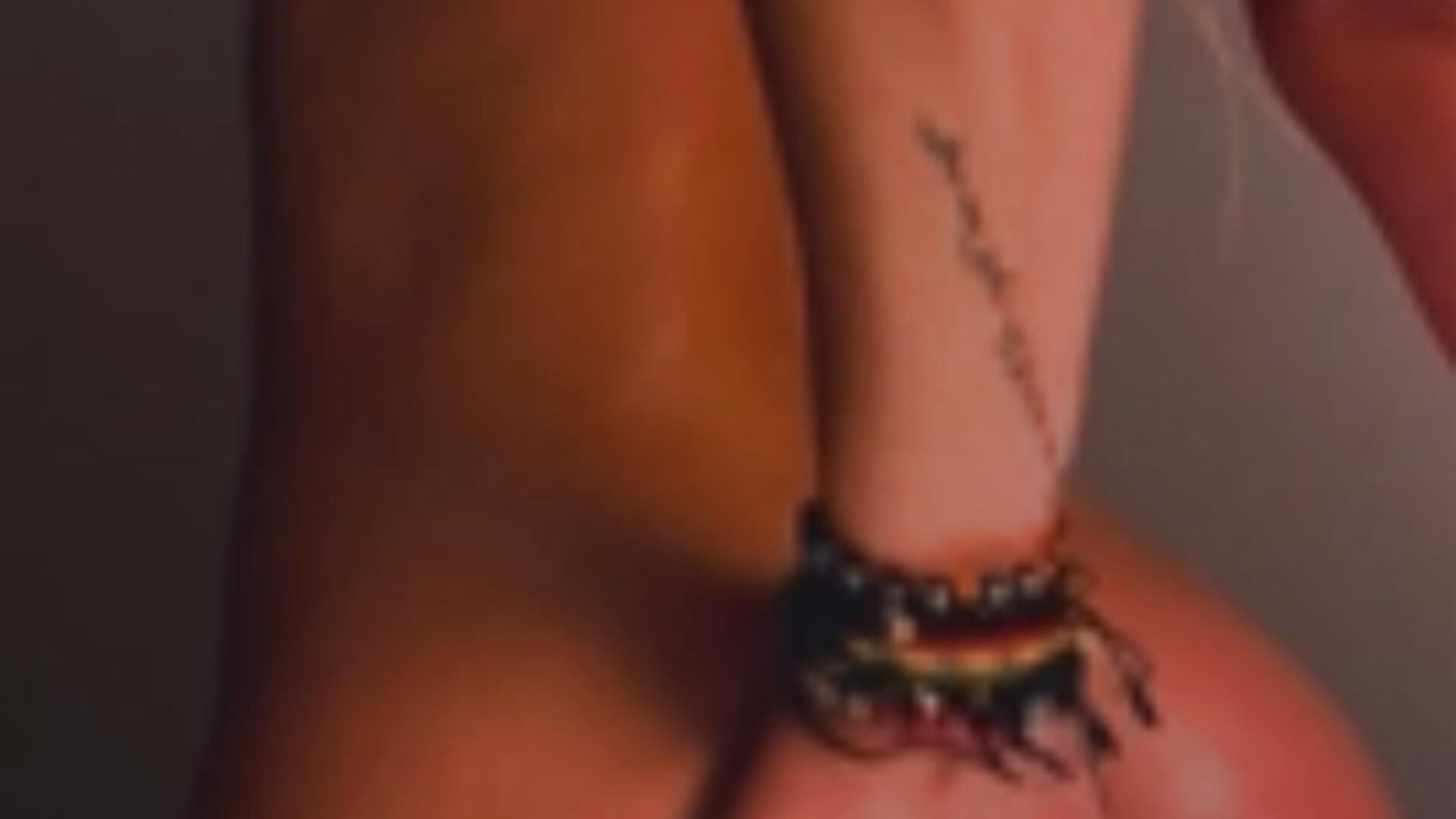 I need help washing my back 🤭💦 - video av Elsa_24 cam-modell