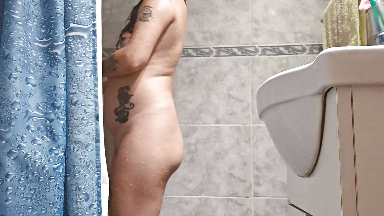 Squirt en la ducha - video by solangeyaelok1 cam model