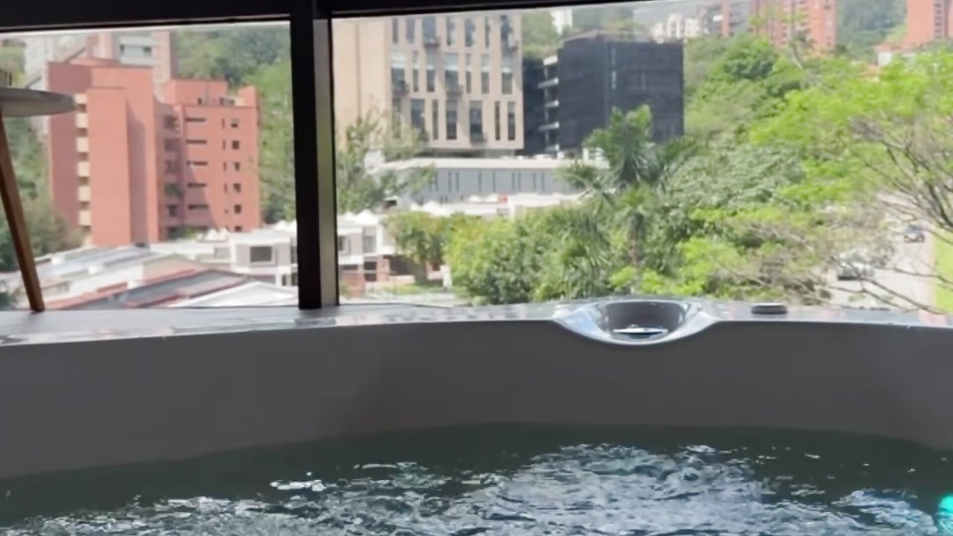 Do you want to join me in the jacuzzi😋🔥? – video modela na kameri AngelineConnor