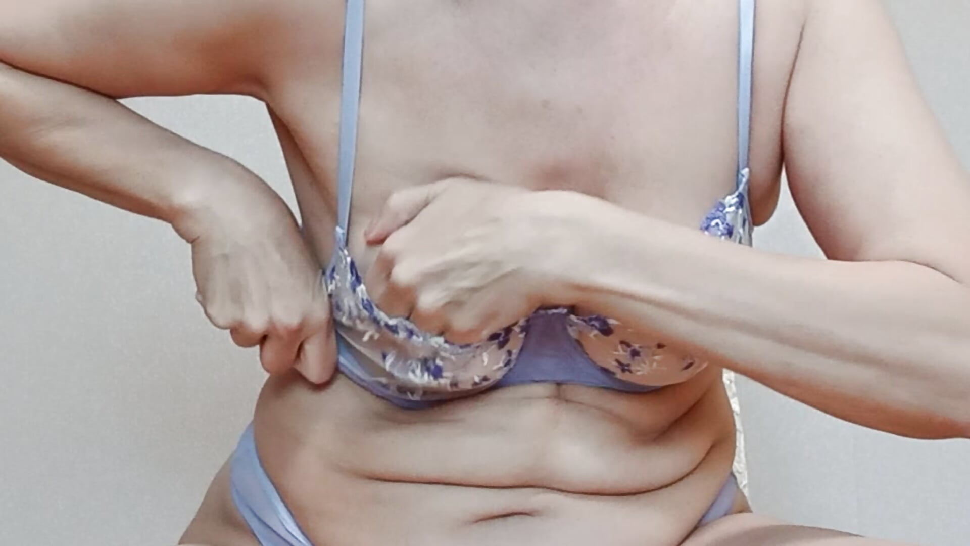 Madam 4 - video by Madam-Madam cam model