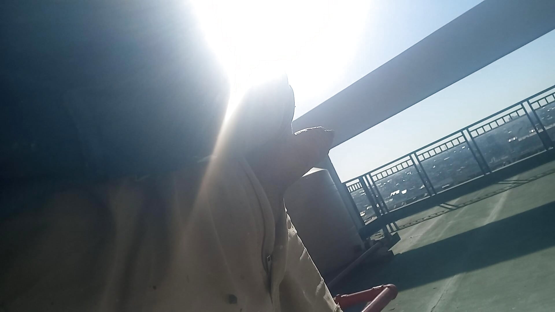 Disfrutando de la terraza(trabajando) – video af mpingo