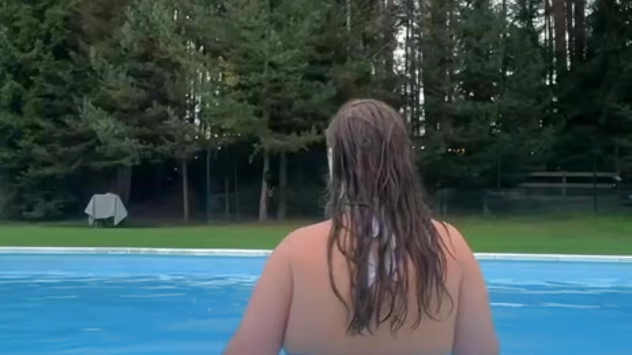 here is such an appetizing ass swimming in the pool) - vídeo de la modelo de cam Seductive_She_Wolf
