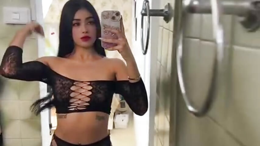 A little bit of mystery… and a lot of me.😏🔥－カメラキャストのMia-Monroeの動画