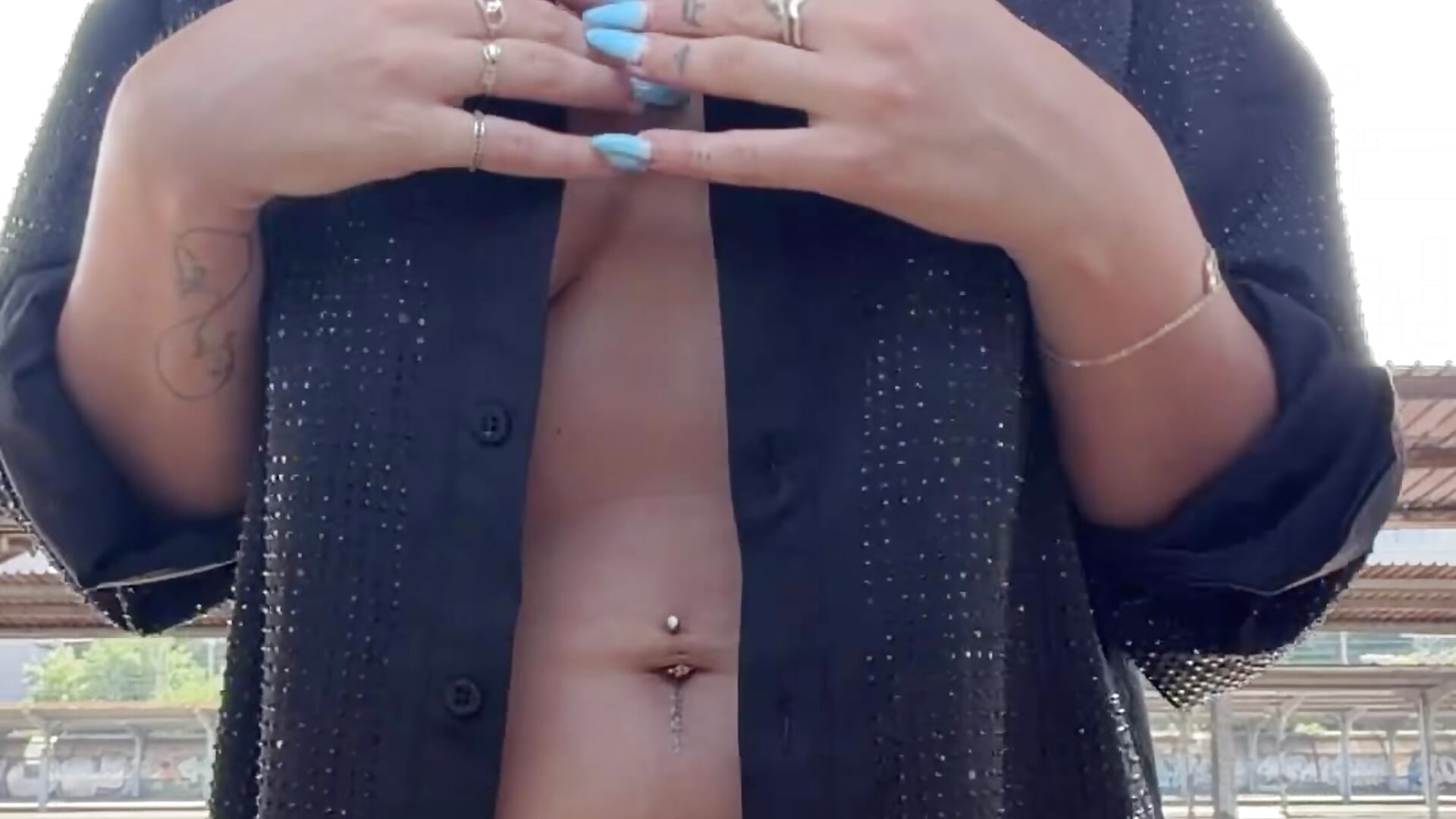 🍒Shhhhh…. Bounce tits in station train 🚆