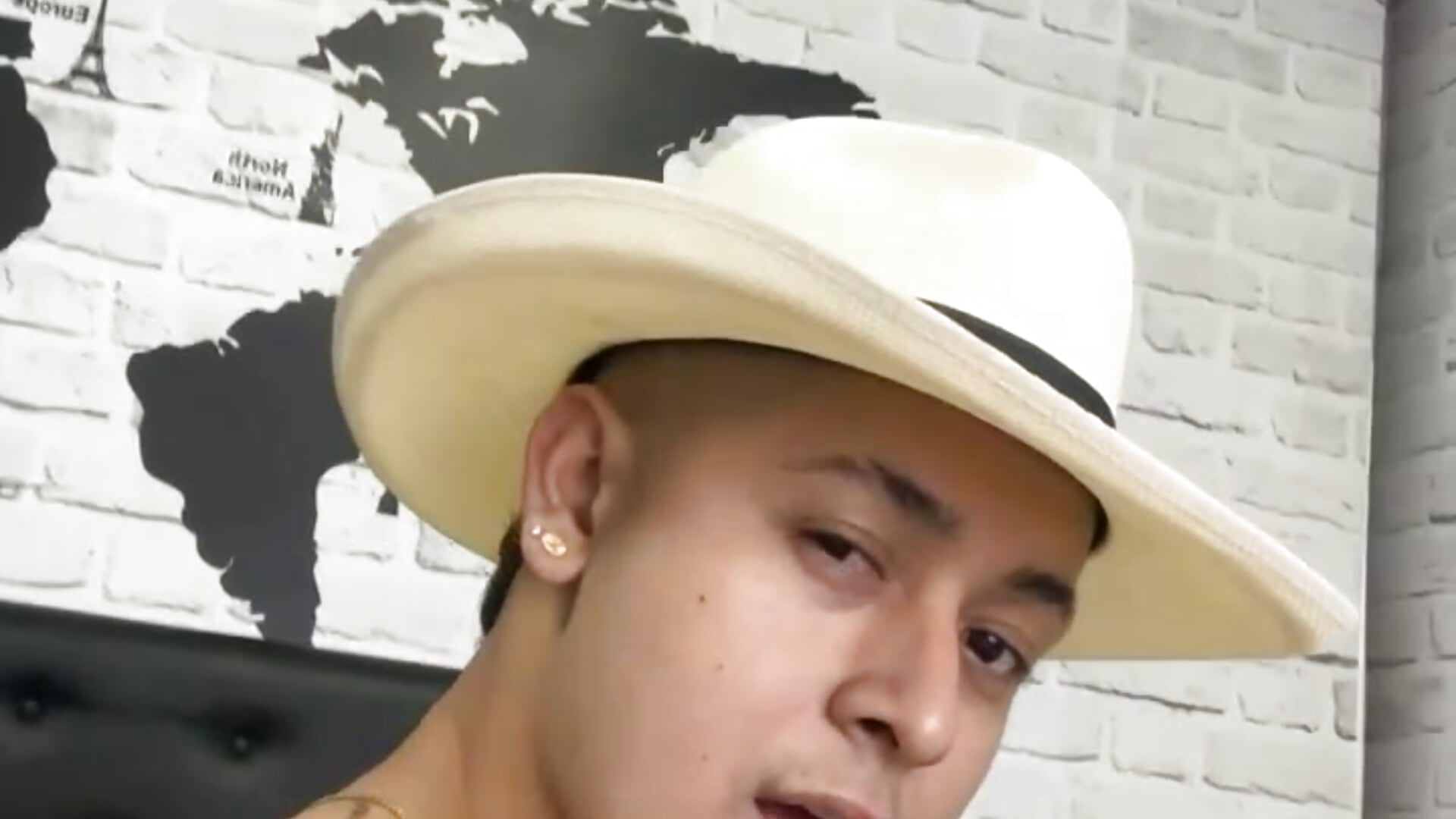 VID-20240609-WA0002 - clip cu estebanduque04 model videochat