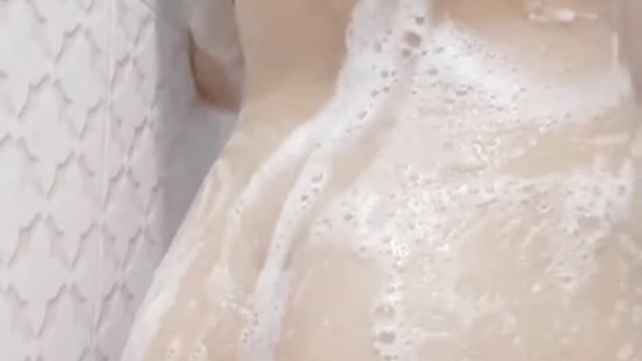 Foamy Shower 😜 - video Disha-Luv kameramallilta