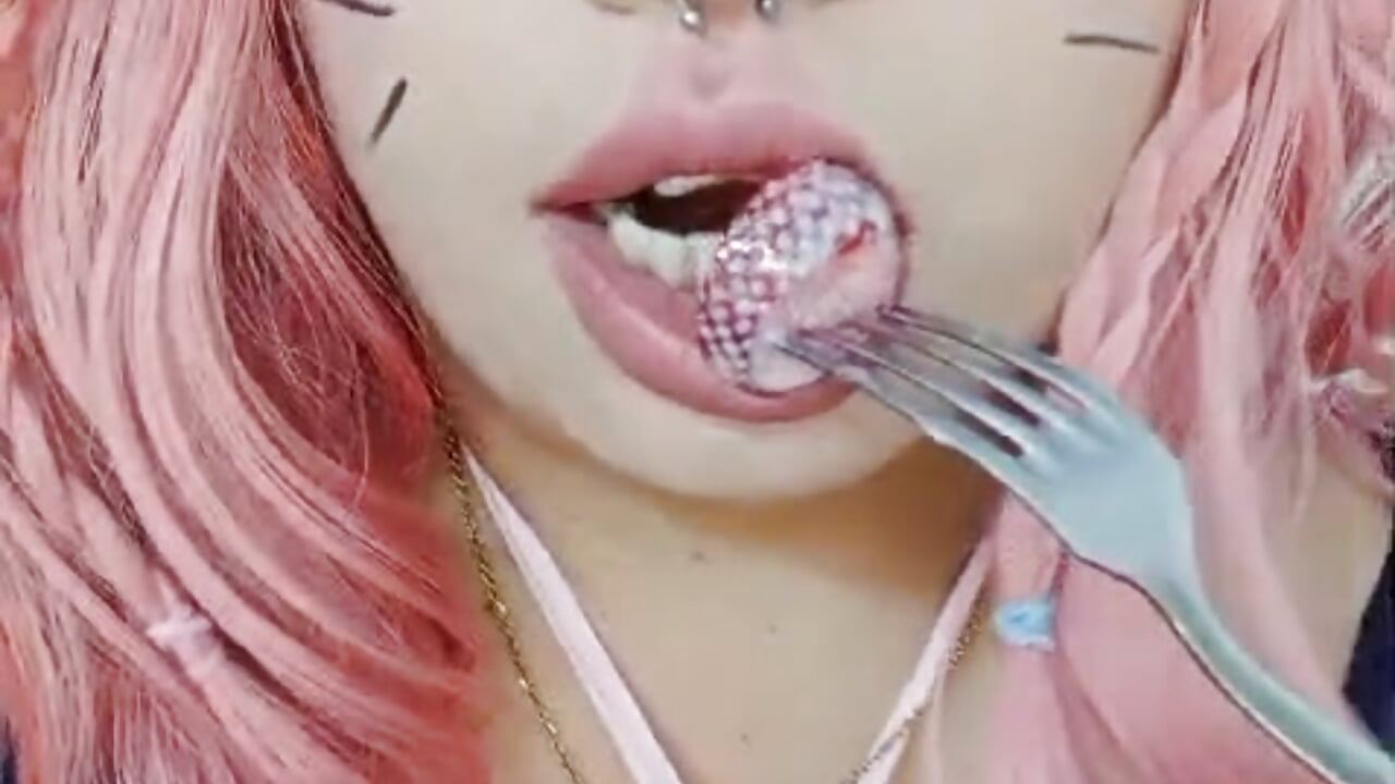KITTY LOVES STRAWBERRIES